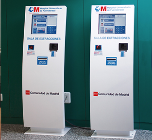 registro de pacientes. kiosko digital de la sala de extracciones de sangre del hospital de fuenlabrada, comunidad de madrid